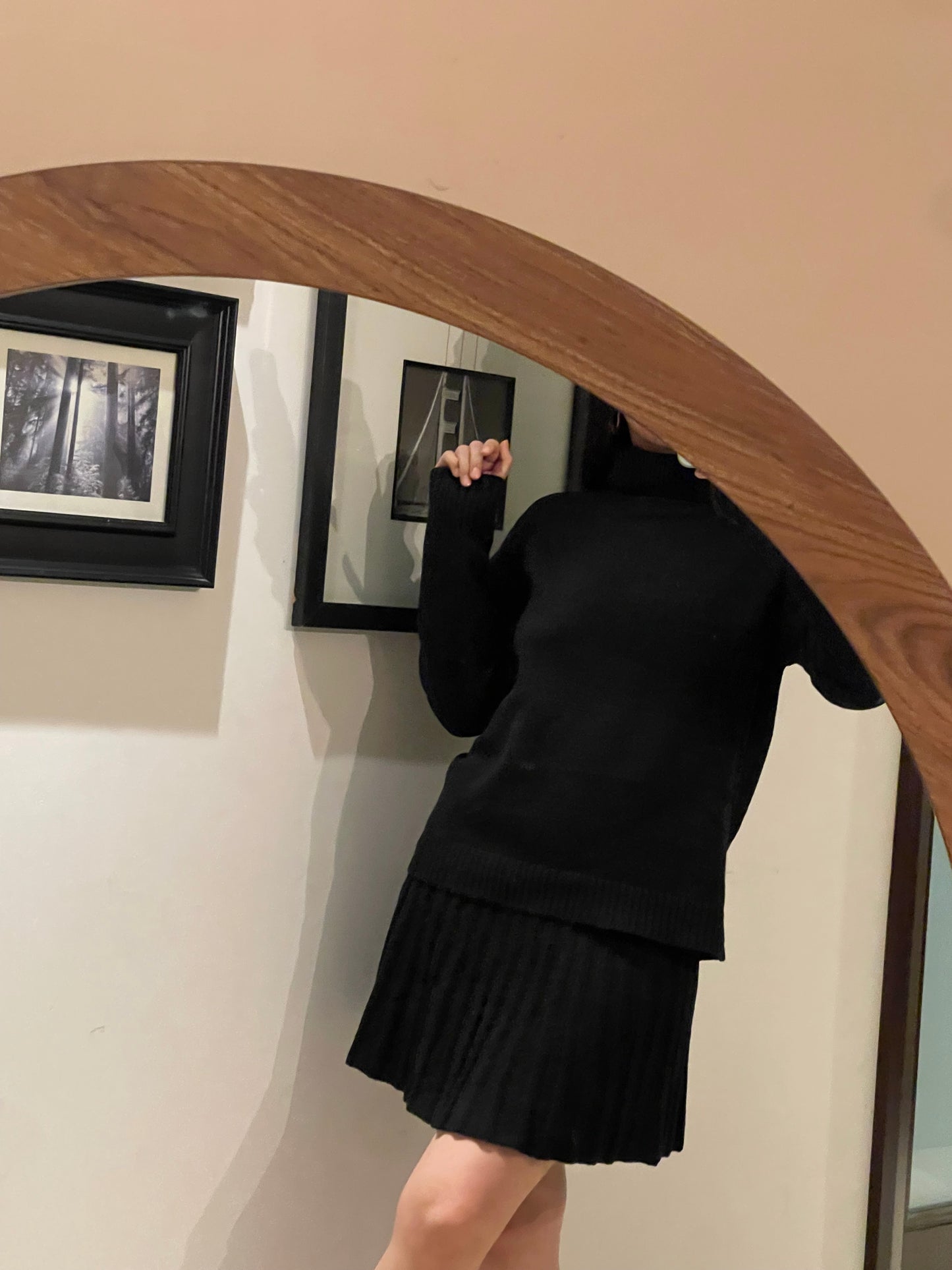 Conjunto de falda y suéter de cuello en tono negro, material punto