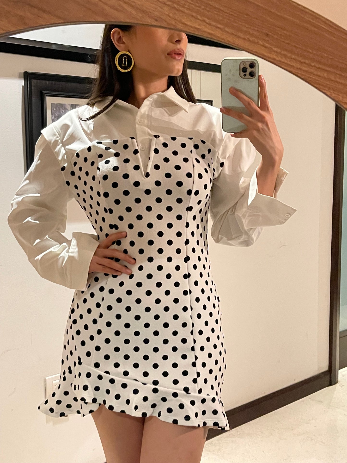 Vestido corto de lunares blanco y negro con under T-shirt y detalle globo