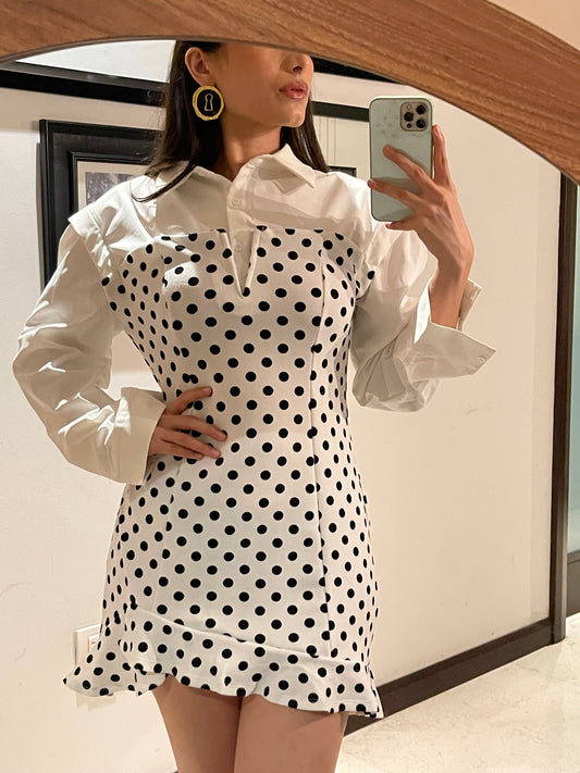 Vestido corto de lunares blanco y negro con under T-shirt y detalle globo