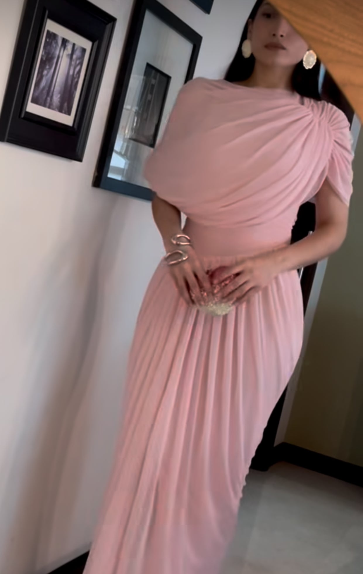 Vestido fruncido largo en tono rosa palo