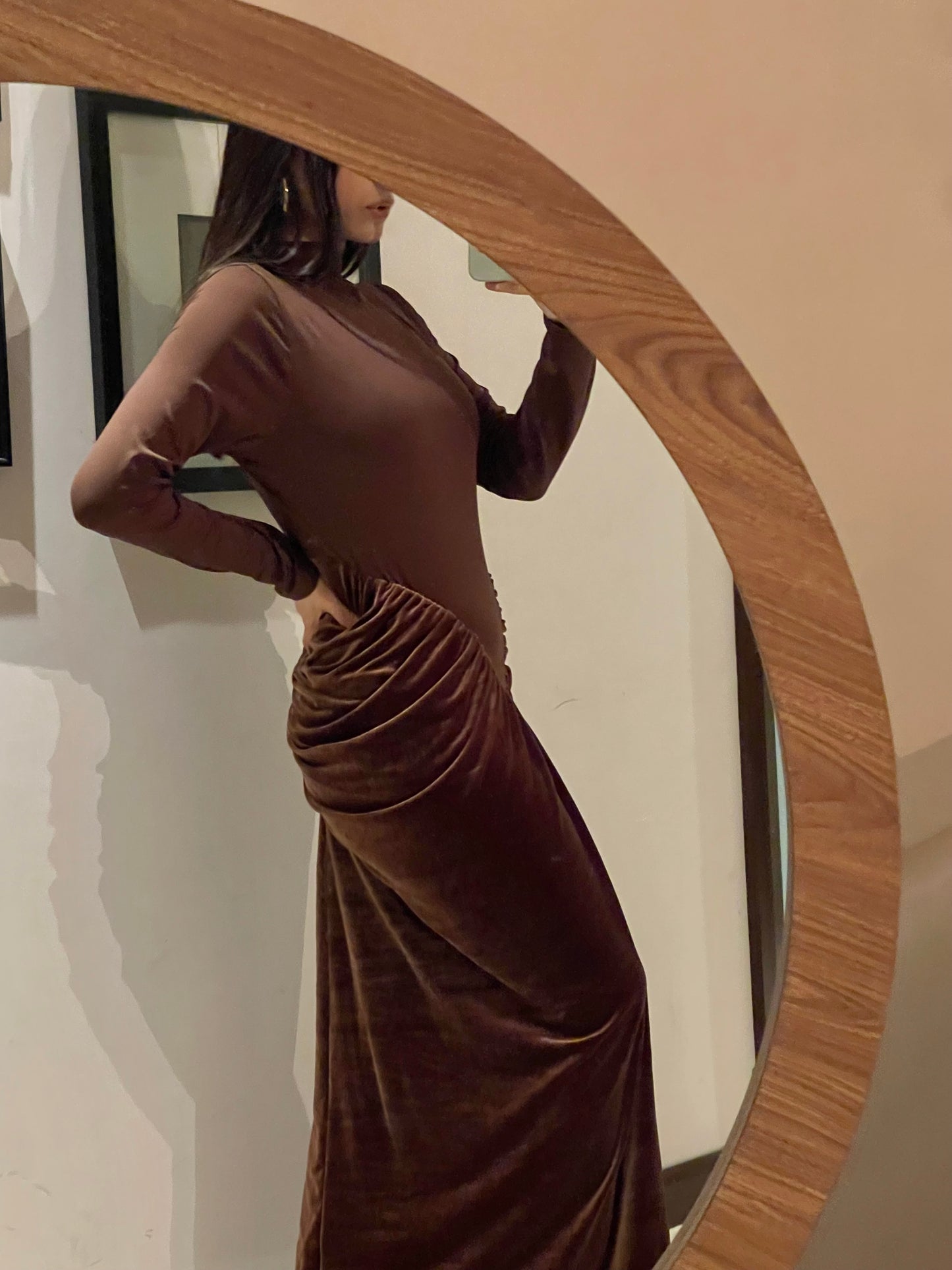 Vestido MIDI pegado en tono marrón manga larga y detalle fruncido en cintura