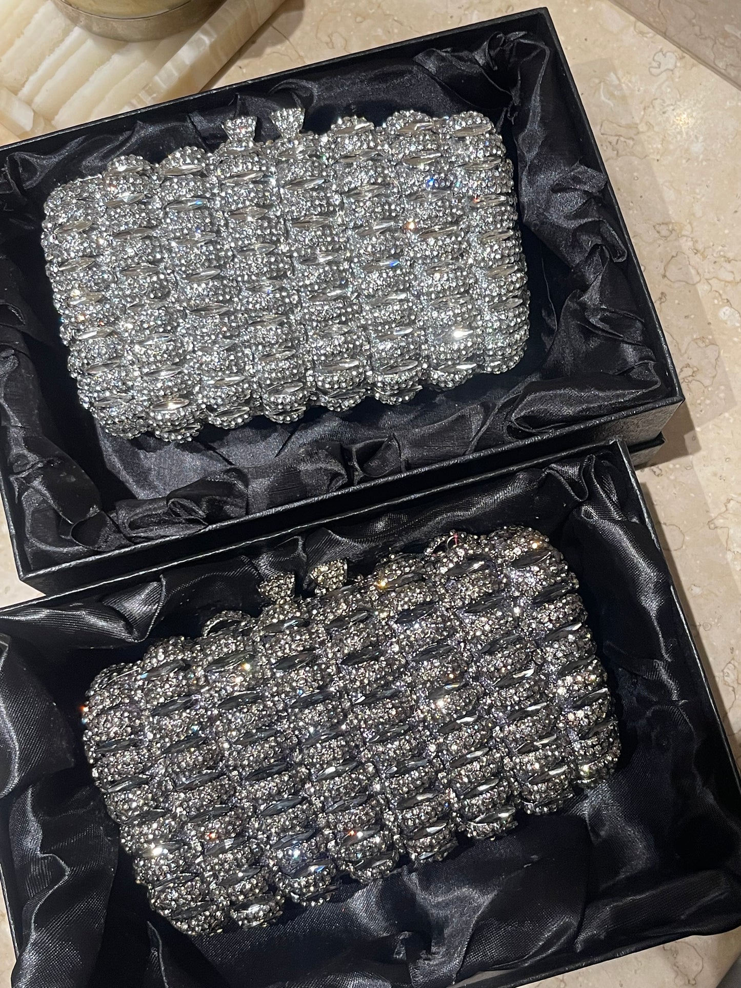 Bolso rectangular a base de piedra rectangular en tono plata y gris