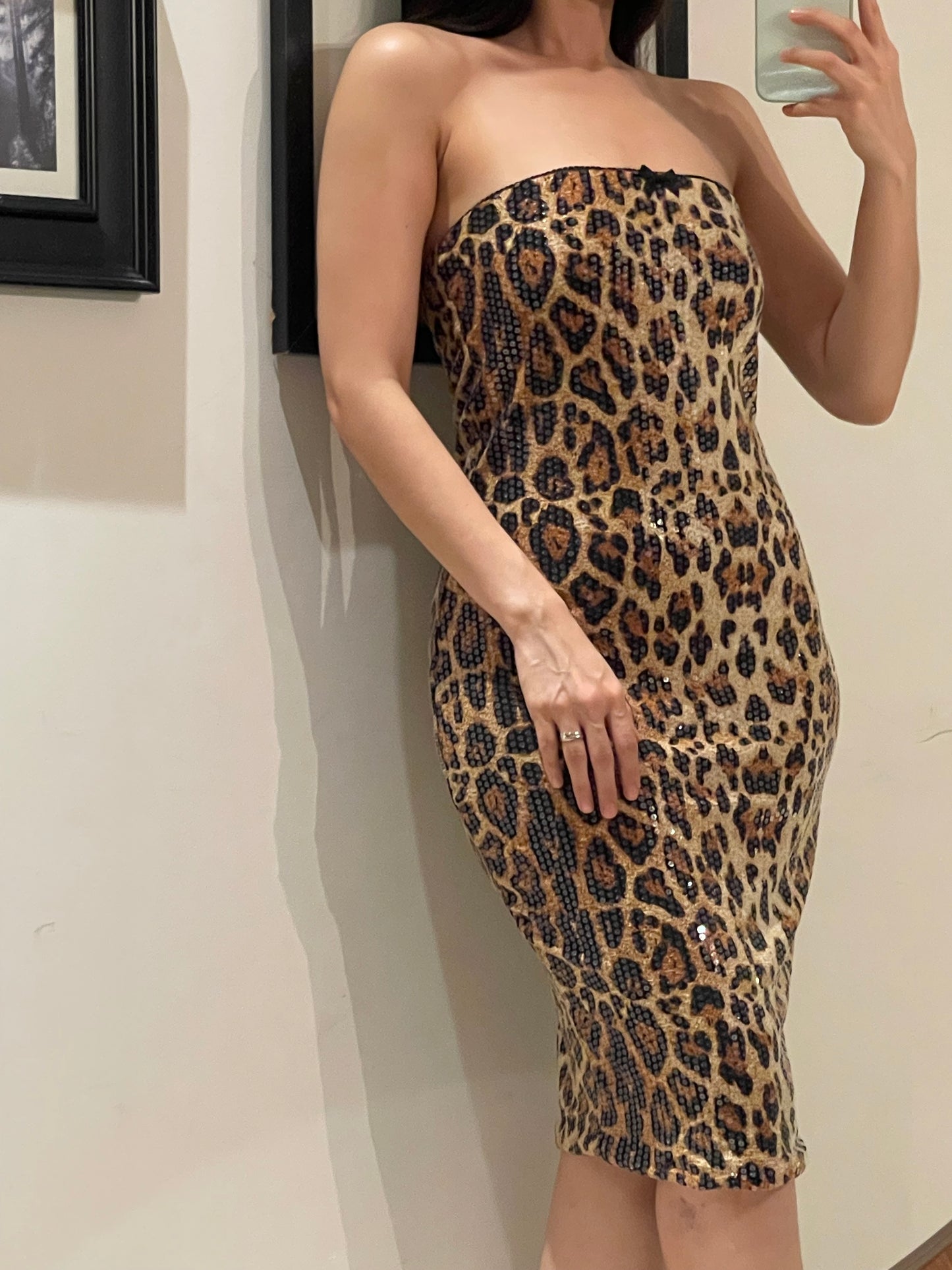 Vestido strapless corto estampado de leopardo en lentejuela