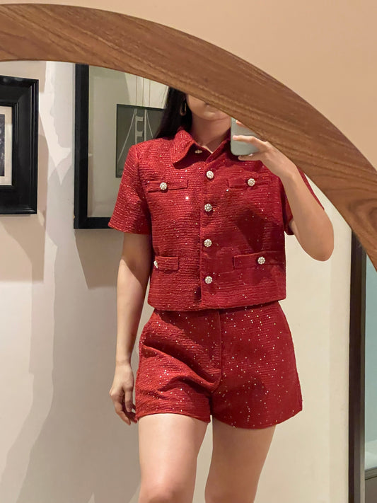 Conjunto chaqueta manga corta y shorts material tweed en tono rojo y botones de perla