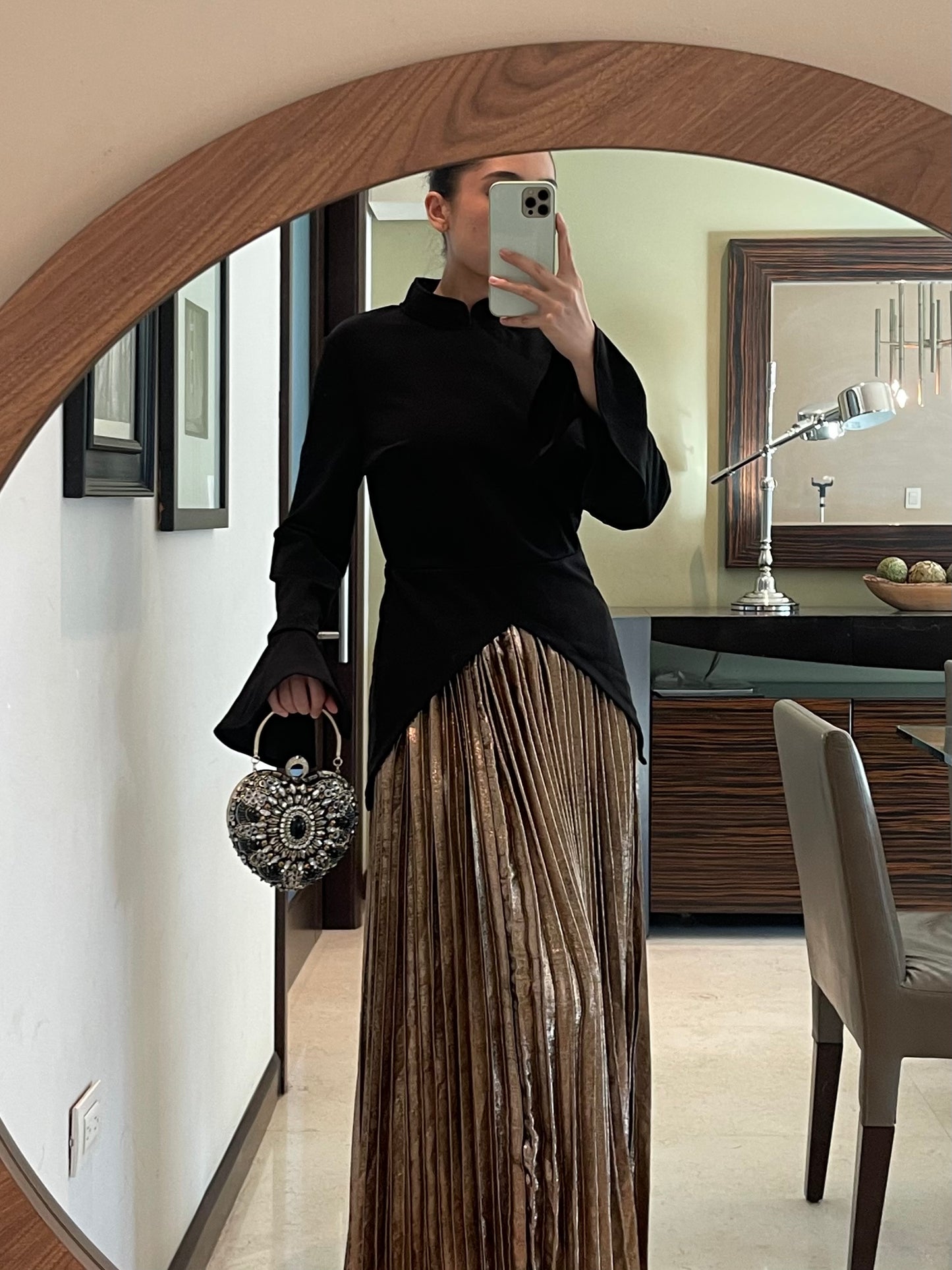 Vestido de falda plisada dorada, con top de hombreras aterciopelados