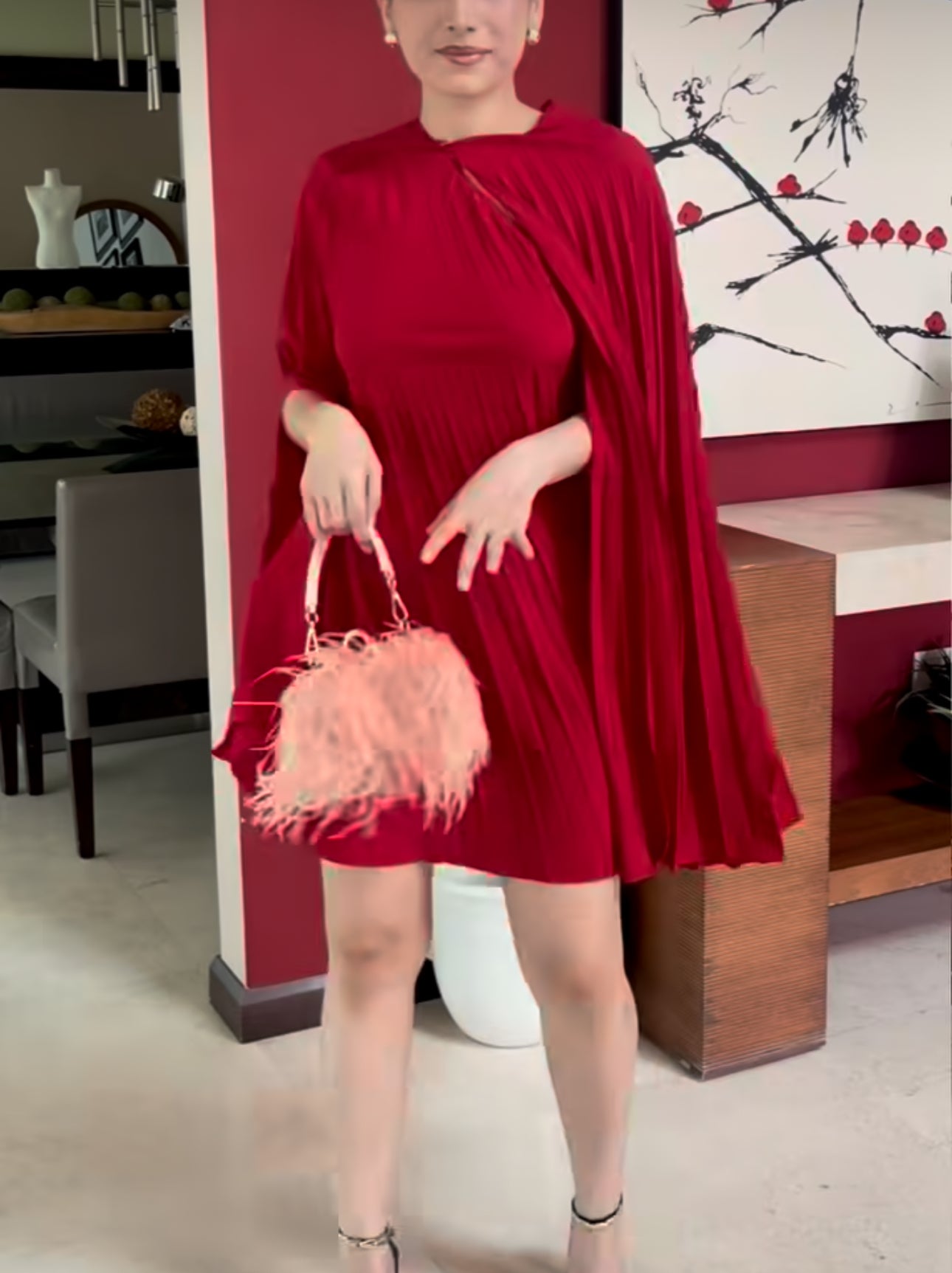 Vestido corto plisado en tono rojo