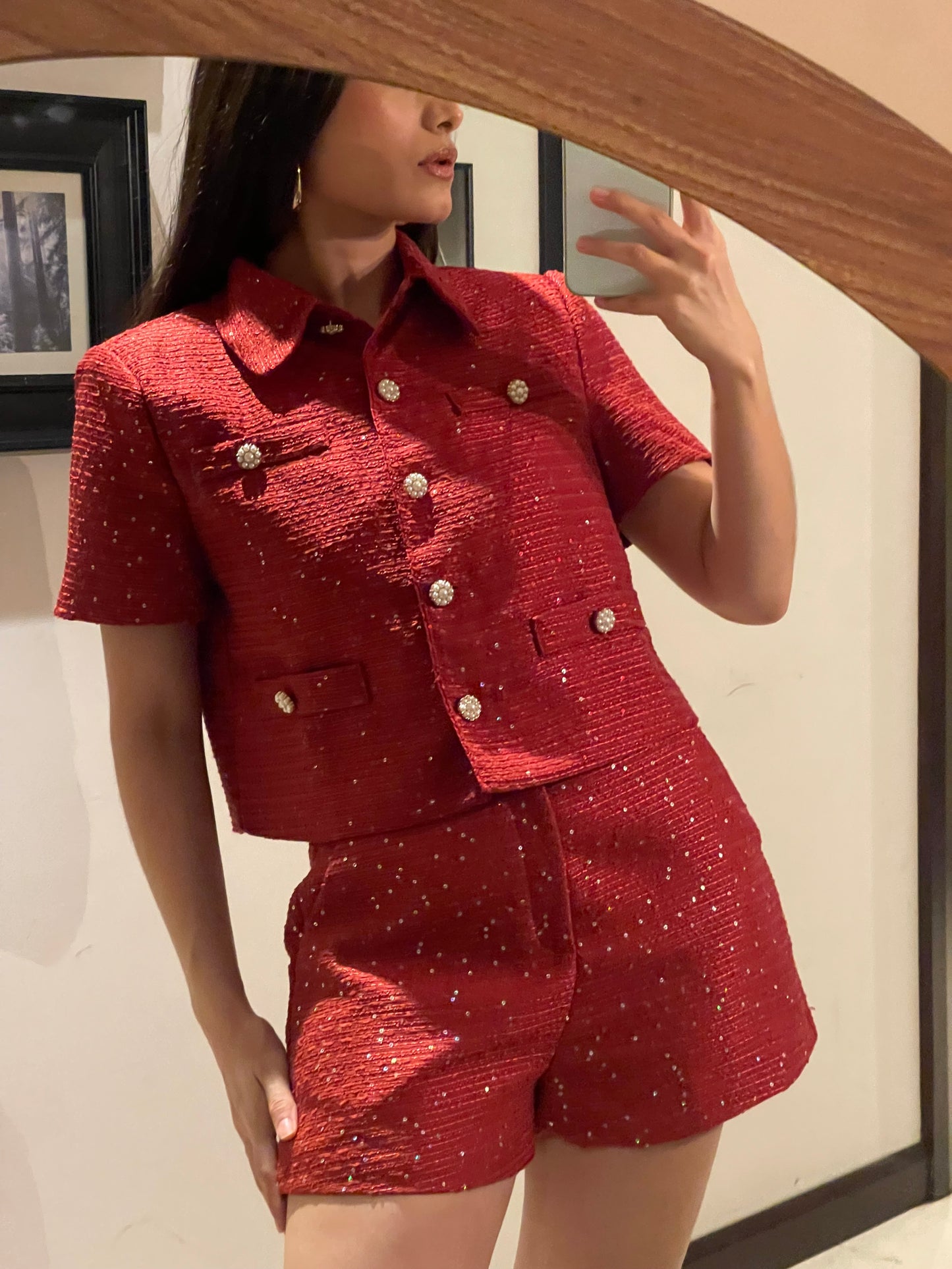 Conjunto chaqueta manga corta y shorts material tweed en tono rojo y botones de perla