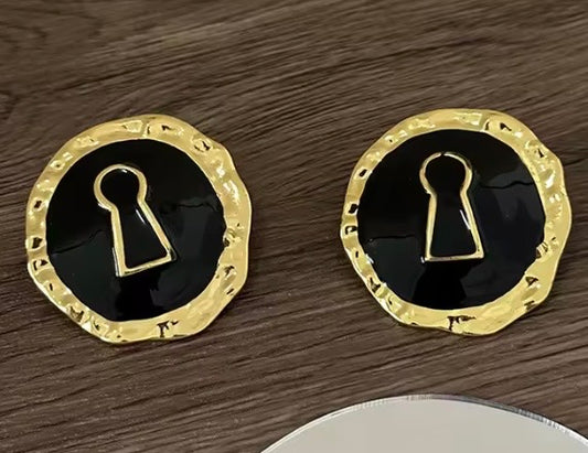 Aretes oversize dupe schiaparelli blanco/negro.