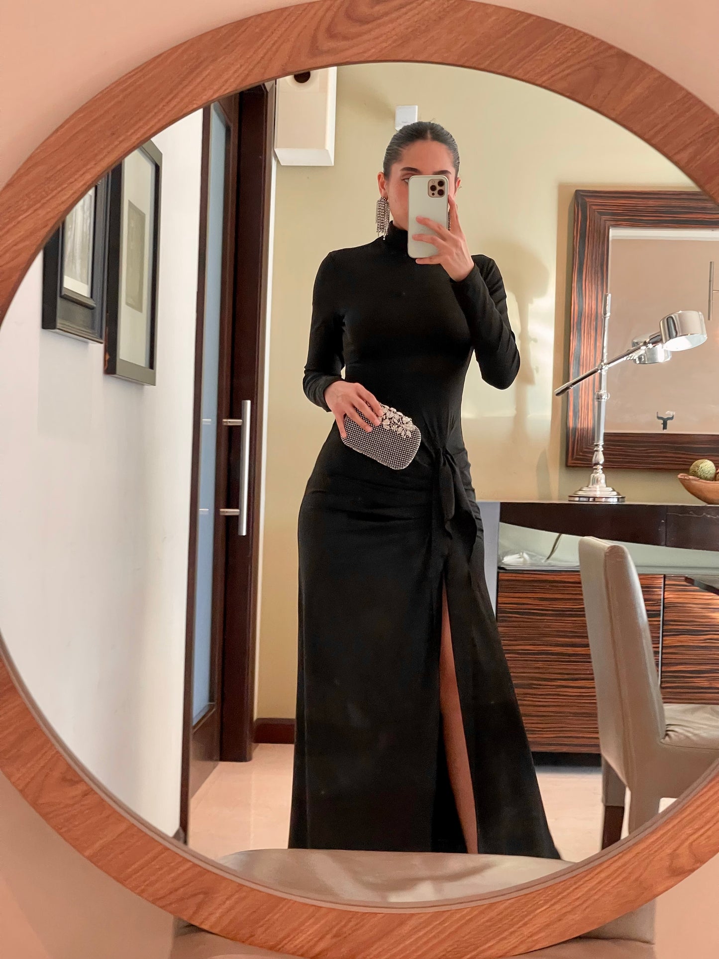 Vestido color negro apertura