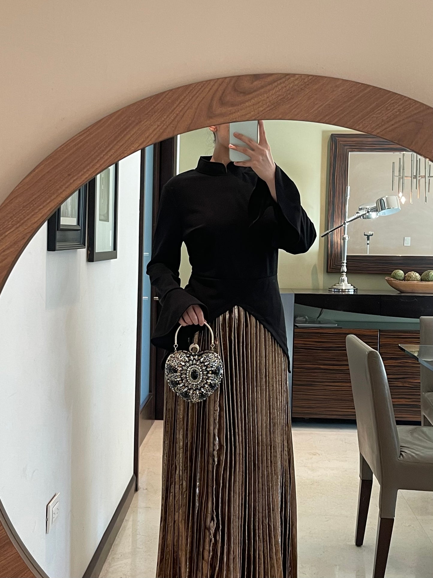 Vestido de falda plisada dorada, con top de hombreras aterciopelados