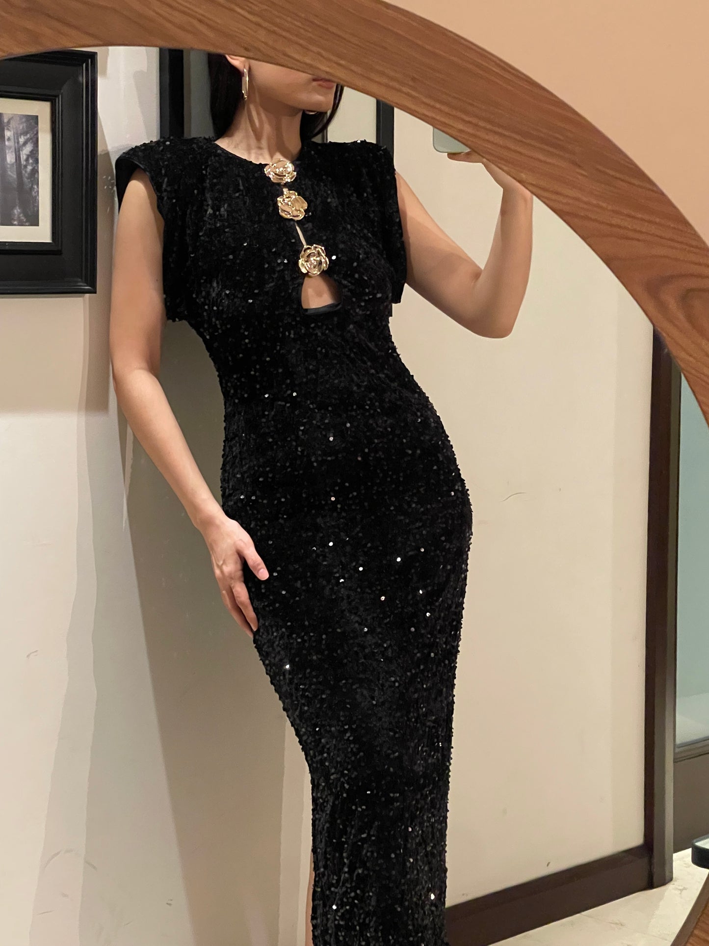 Vestido de lentejuela/terciopelo tono negro, sin manga con hombreras y detalle botón dorado en flor