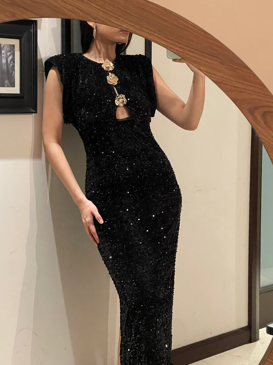 Vestido de lentejuela/terciopelo tono negro, sin manga con hombreras y detalle botón dorado en flor