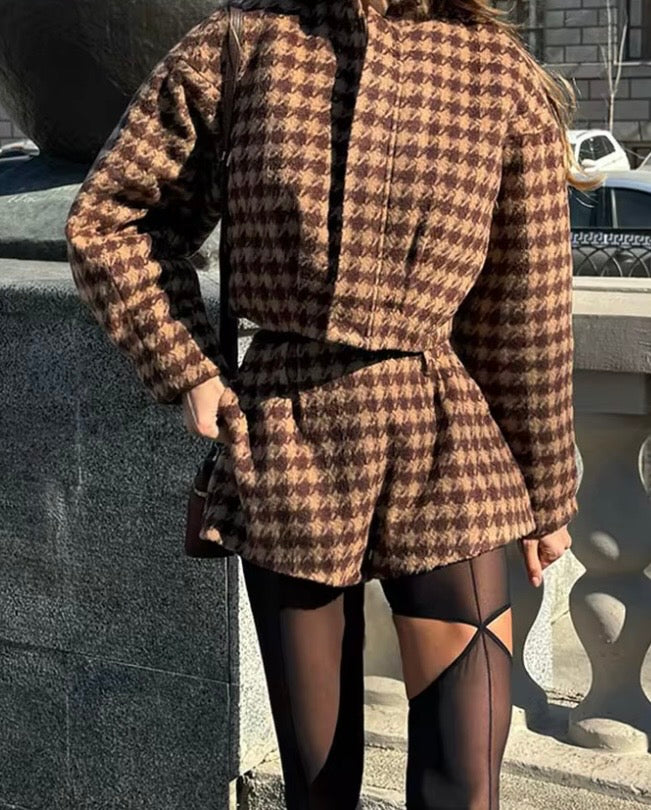 Conjunto short y chaqueta informal de cuadros en tono café.