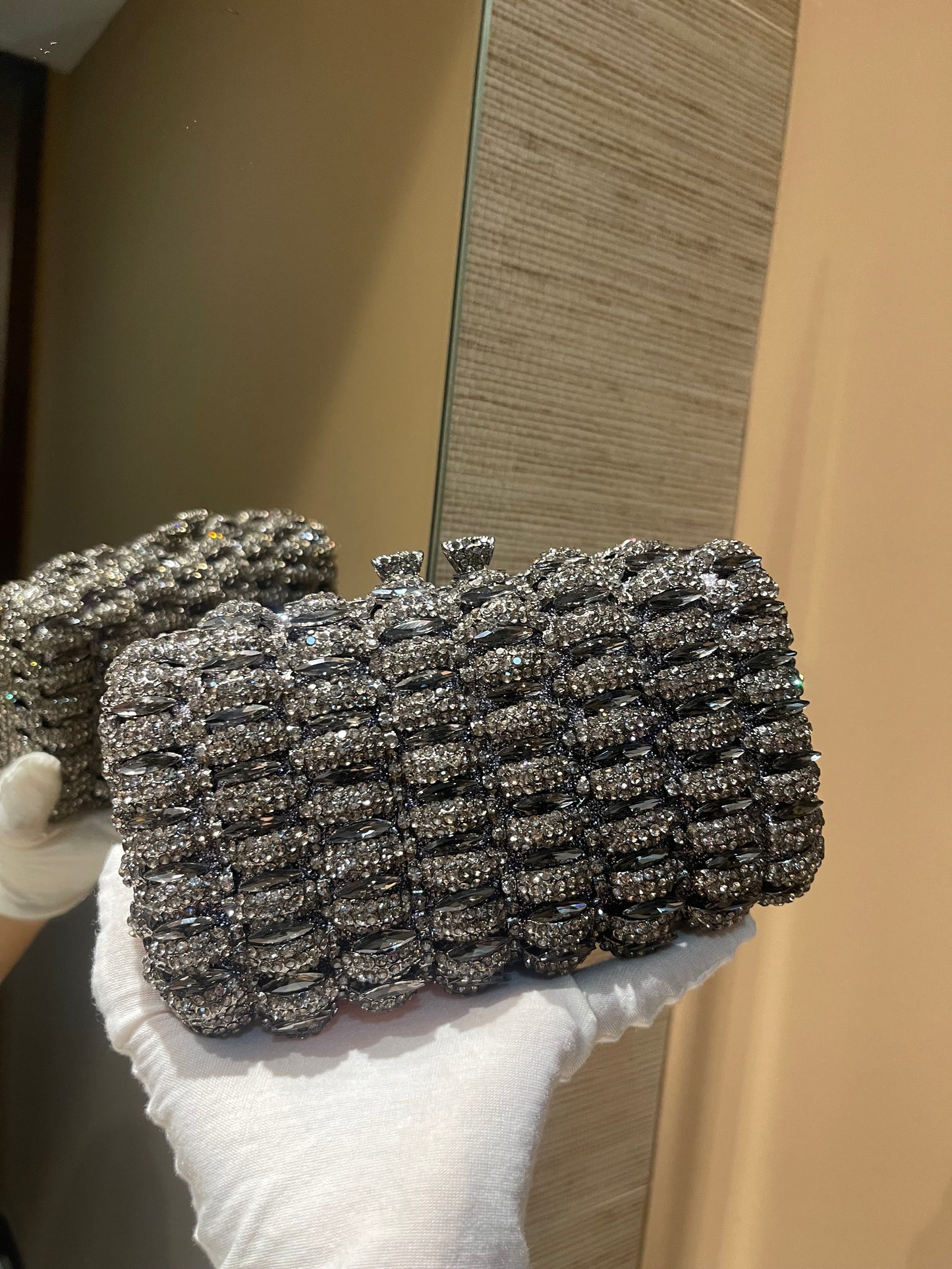 Bolso rectangular a base de piedra rectangular en tono plata y gris