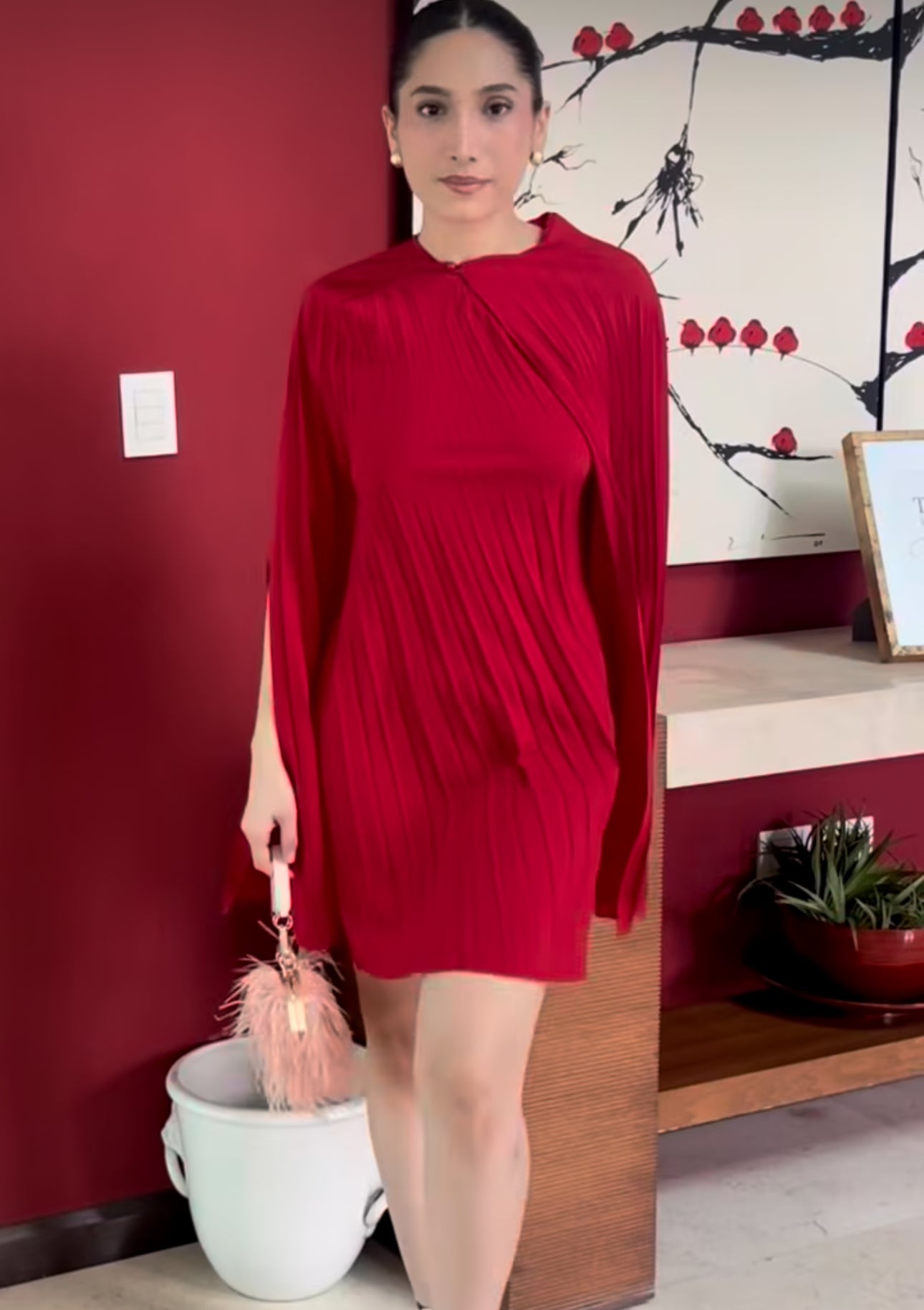 Vestido corto plisado en tono rojo