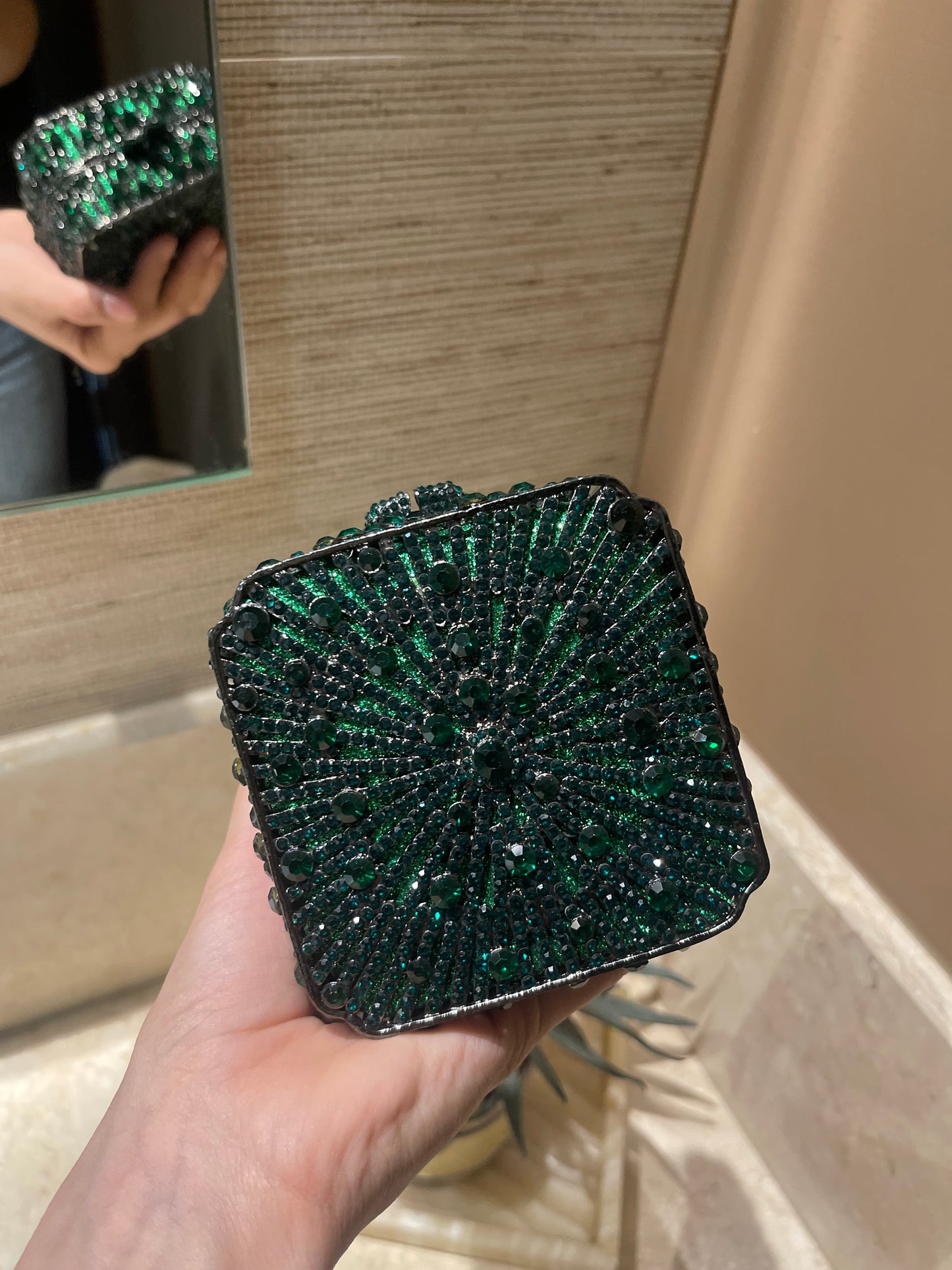 Bolso mini cuadrado en tono verde y dorado