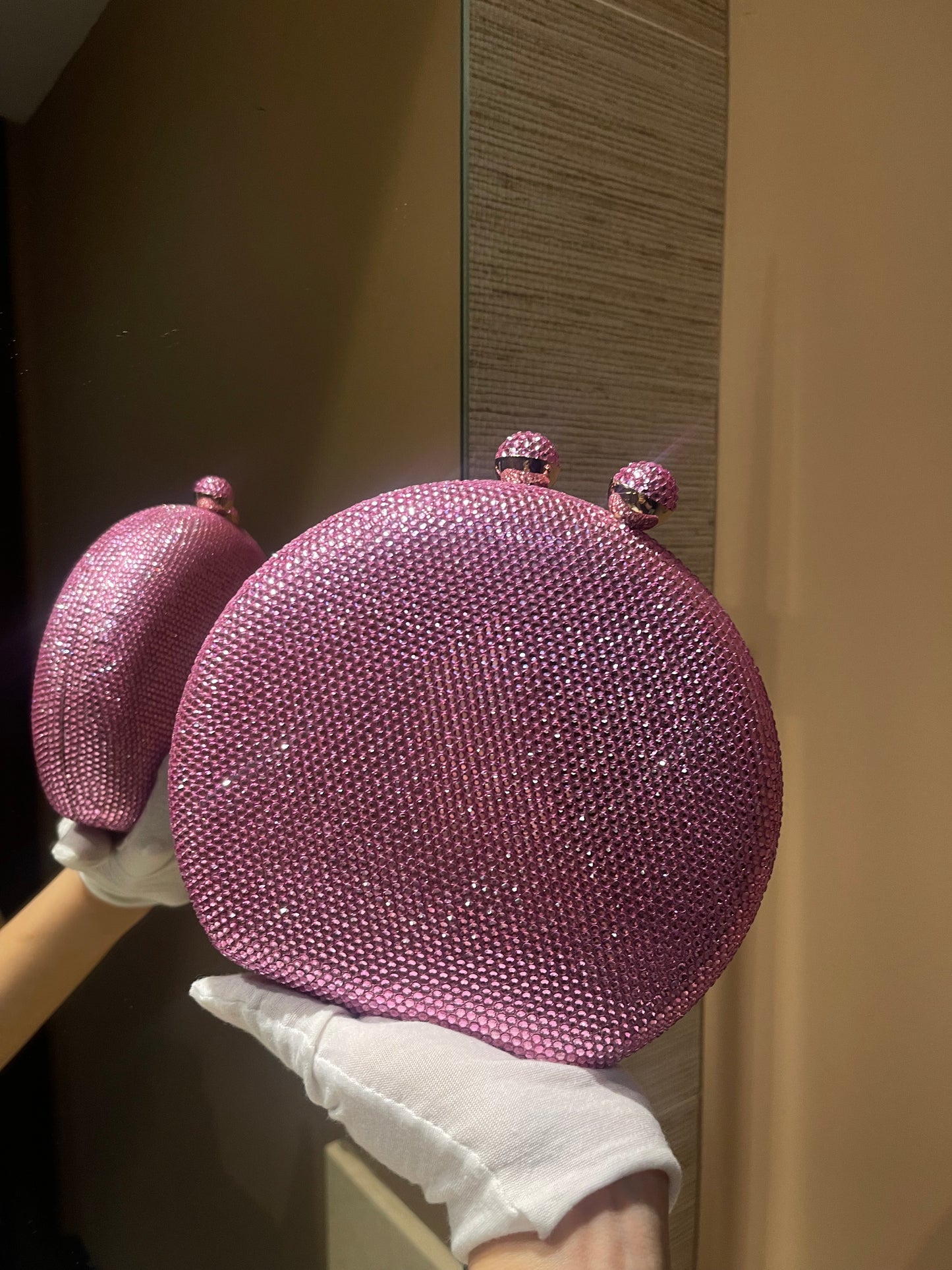 Bolso de mano forma redonda  con pequeños diamantes.