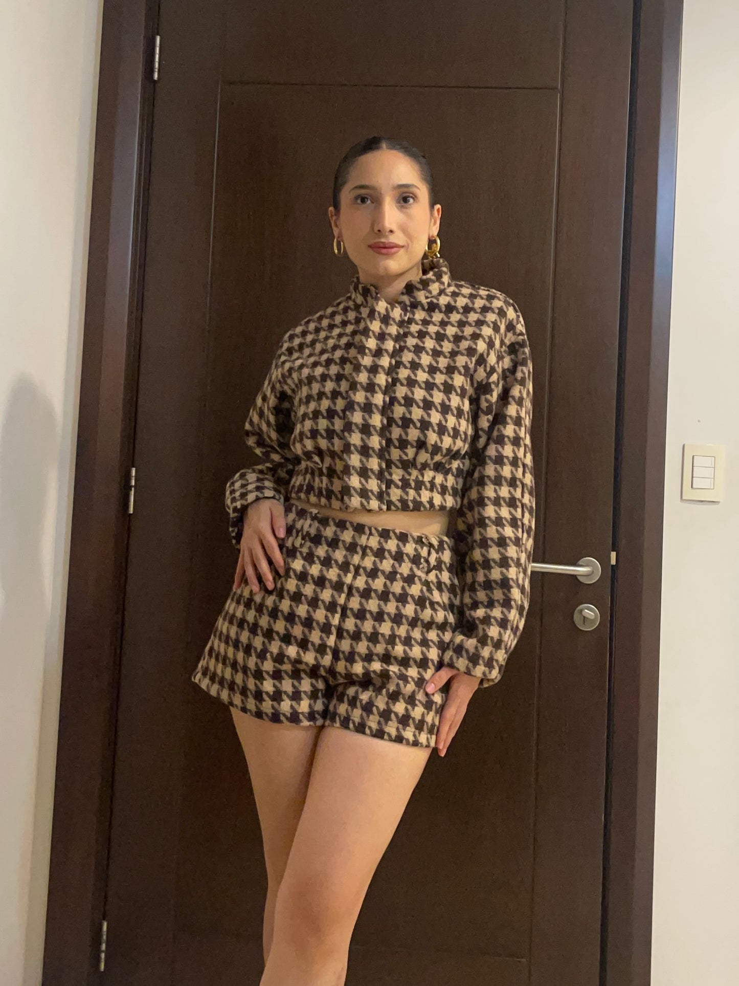 Conjunto short y chaqueta informal de cuadros en tono café.