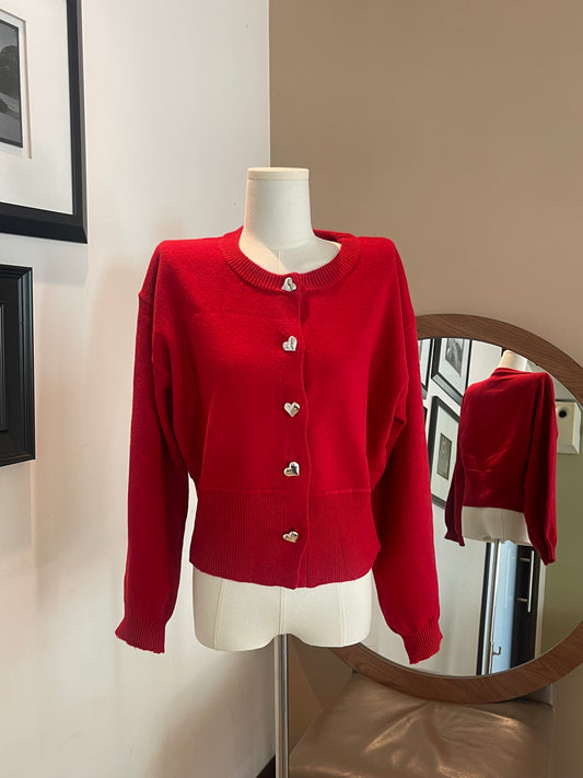 Cardigan en tono rosa y rojo, botones plateados en forma de corazón
