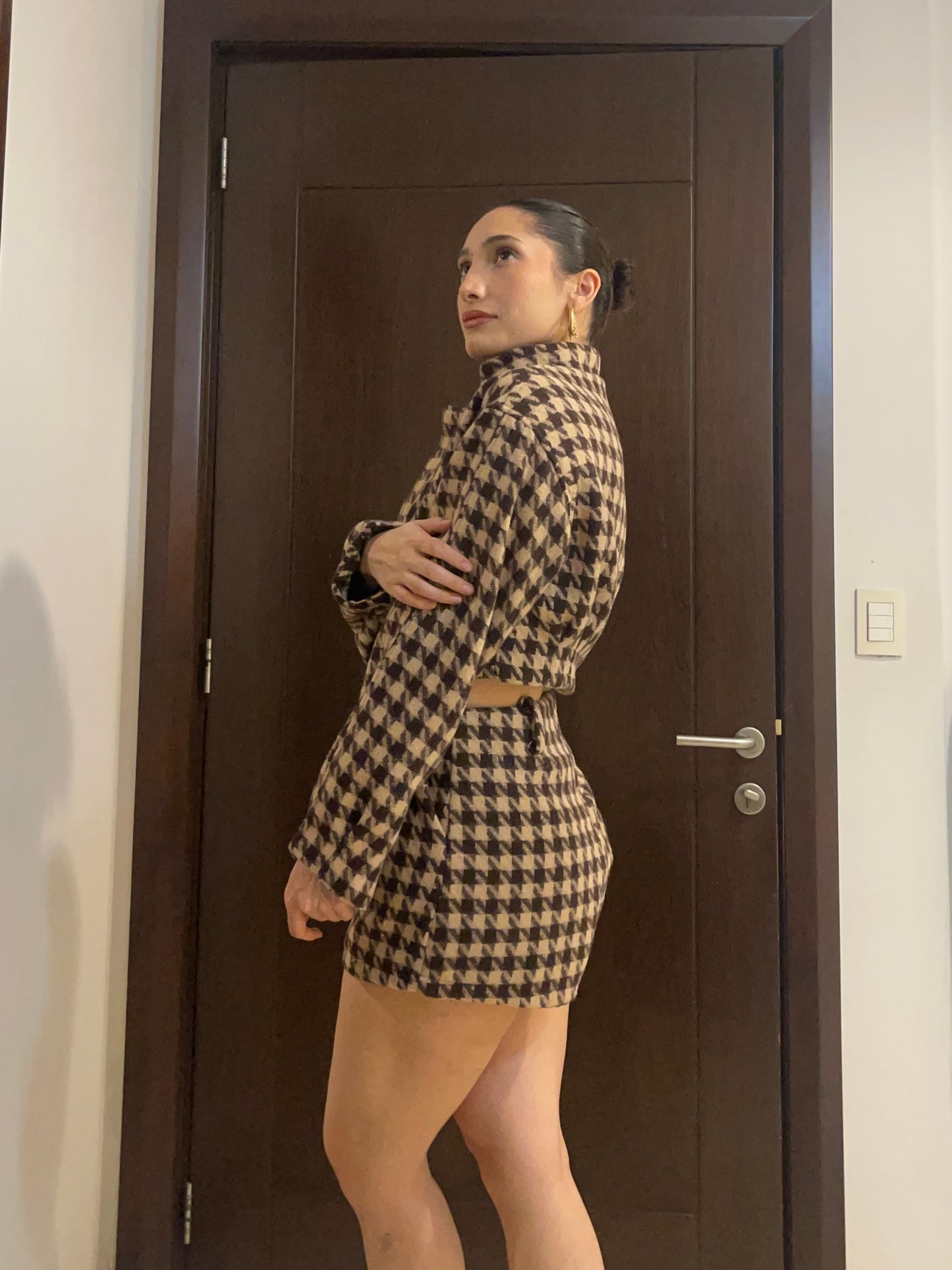 Conjunto short y chaqueta informal de cuadros en tono café.
