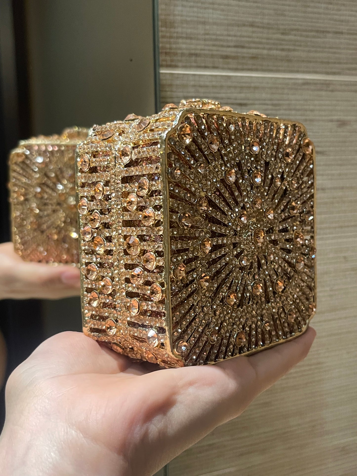 Bolso mini cuadrado en tono verde y dorado