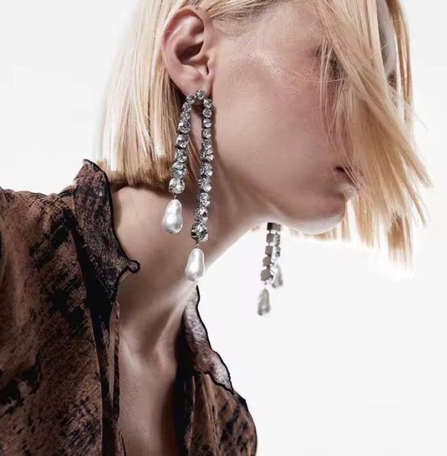 Pendientes de dos flecos de pedreria y gotas de perla.