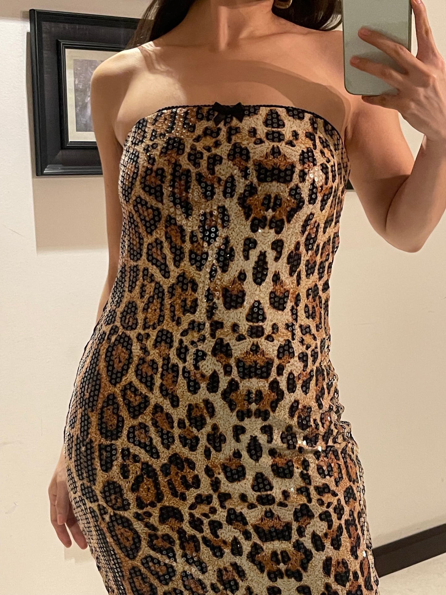 Vestido strapless corto estampado de leopardo en lentejuela