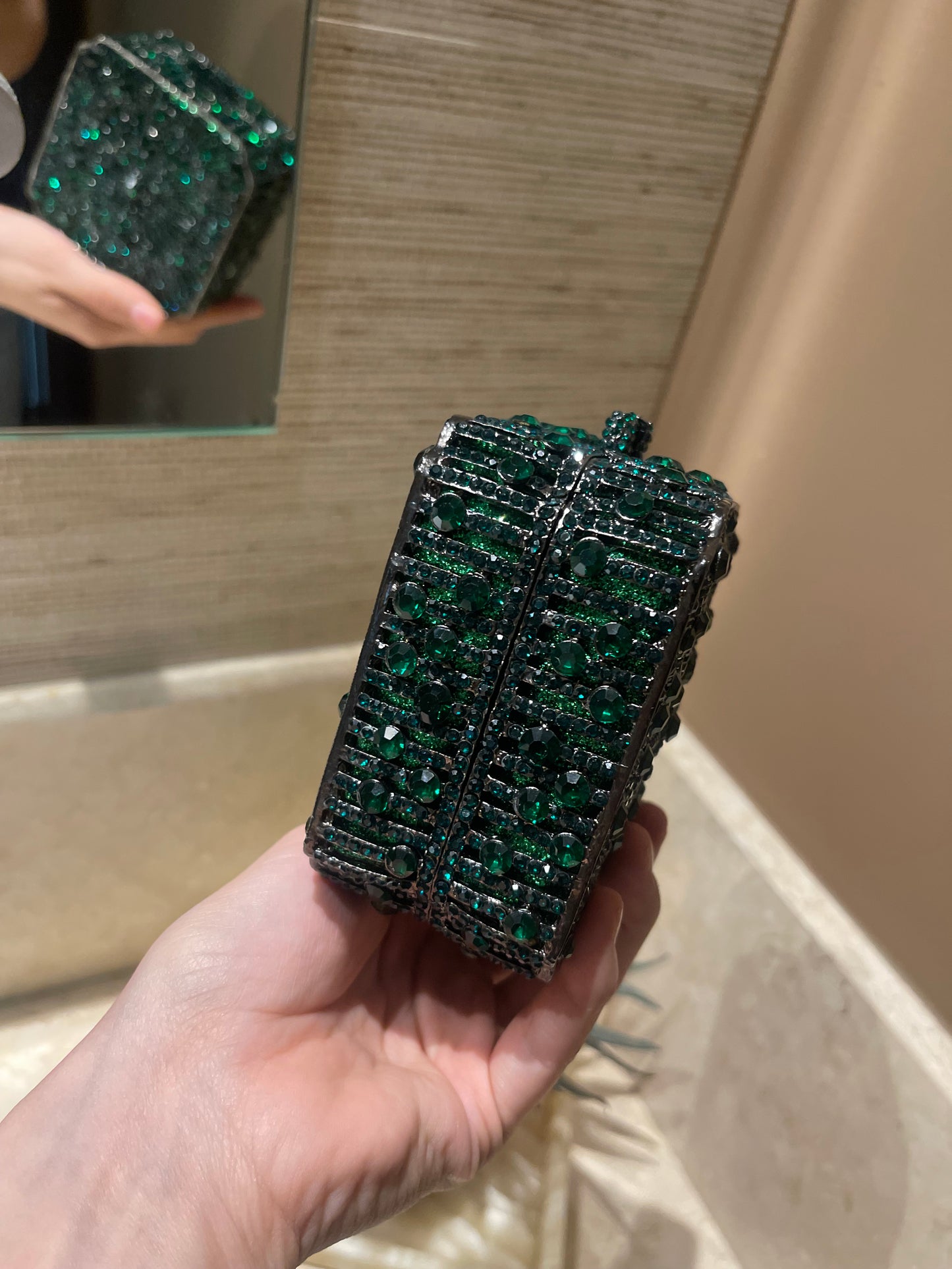 Bolso mini cuadrado en tono verde y dorado