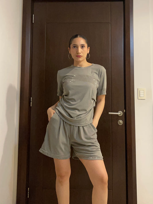 Comfy look de shorts en tono gris oscuro