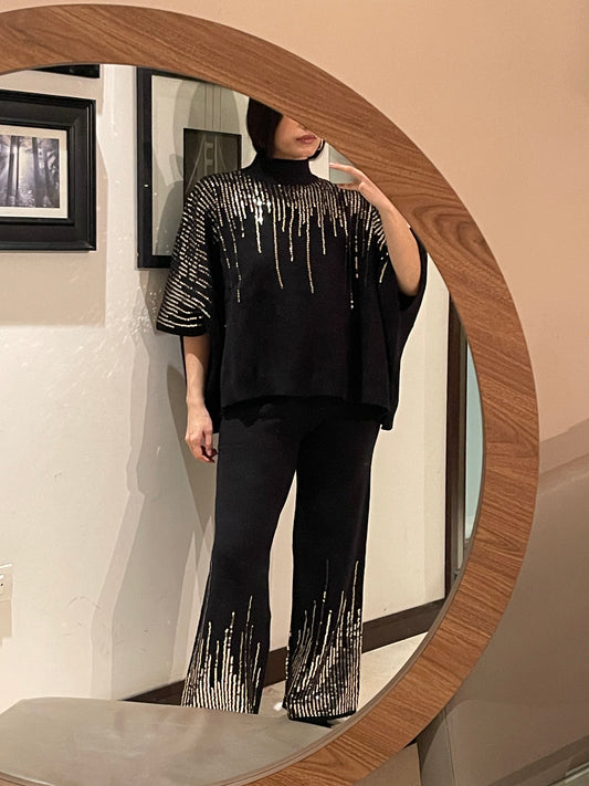 Conjunto de blusa y pantalón punto color negro con detalles de glitz tono plata