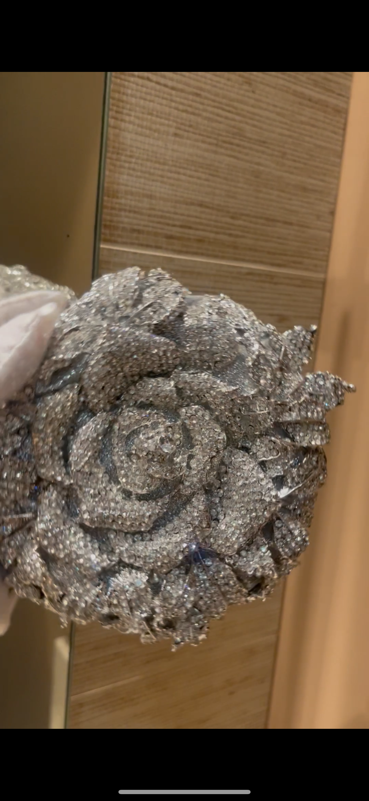 Clutch en forma de rosa, con pedrería en tono dorado y plata