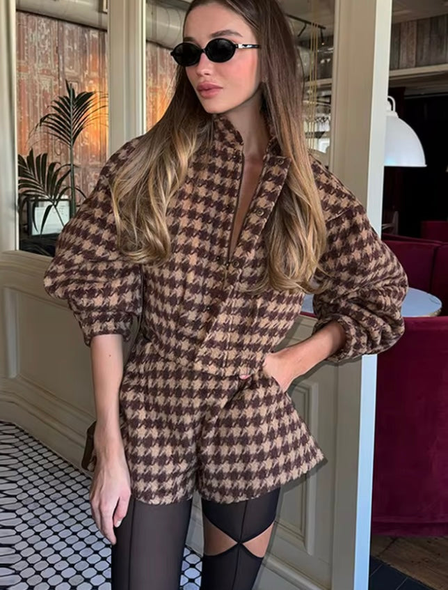 Conjunto short y chaqueta informal de cuadros en tono café.