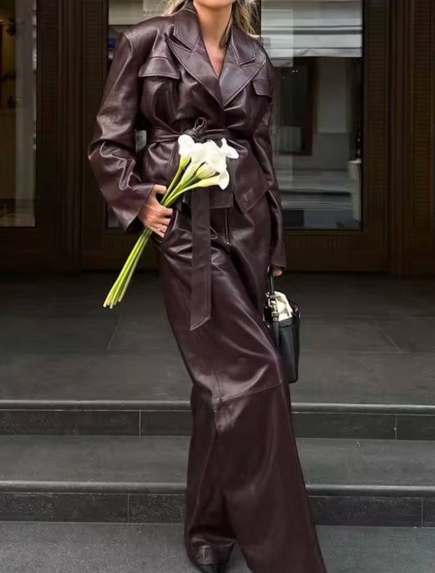 Conjunto de dos piezas de cuero en blazer y pantalón tono marrón.