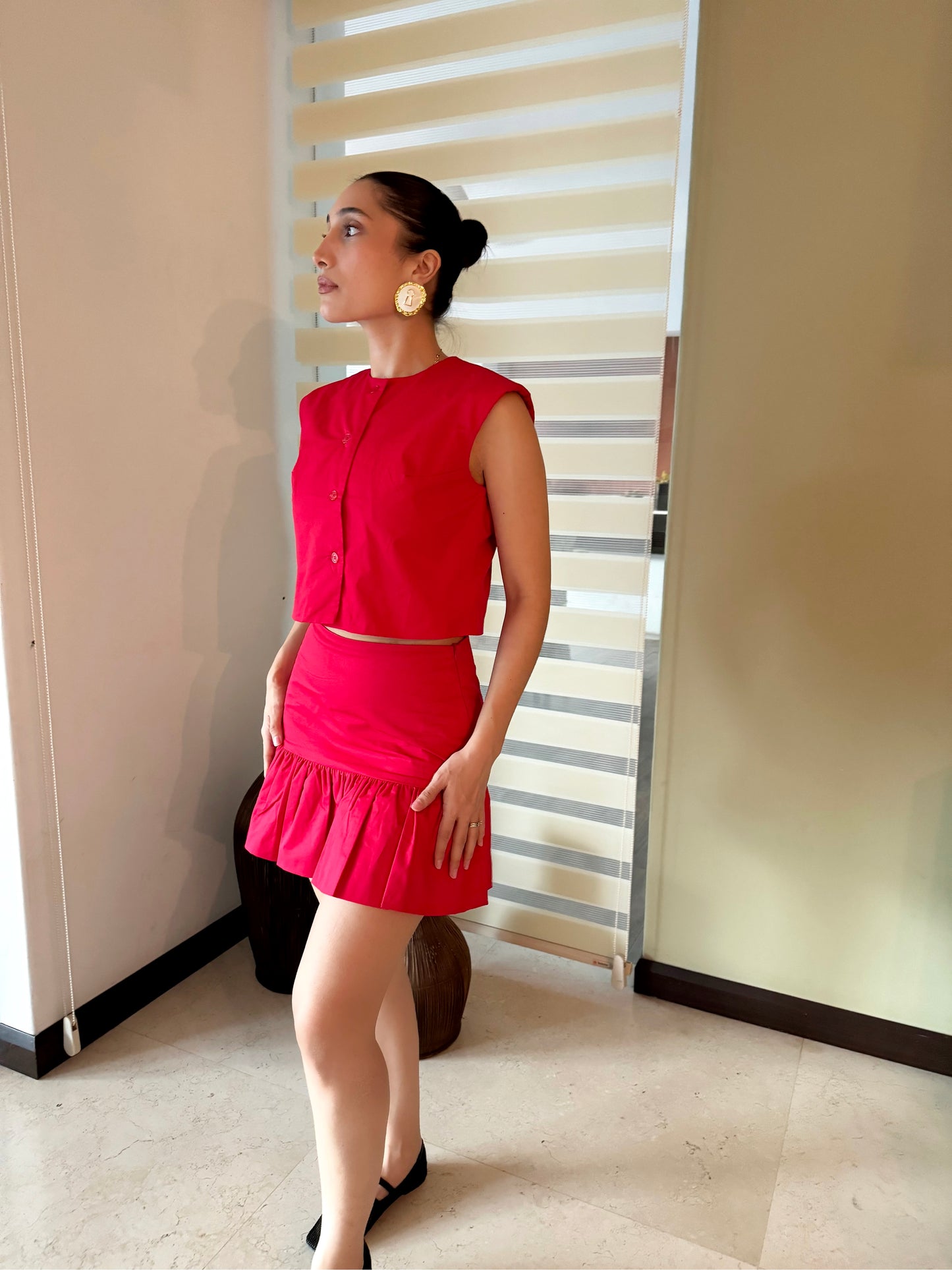 Conjunto falda y blusa botones tono rojo.