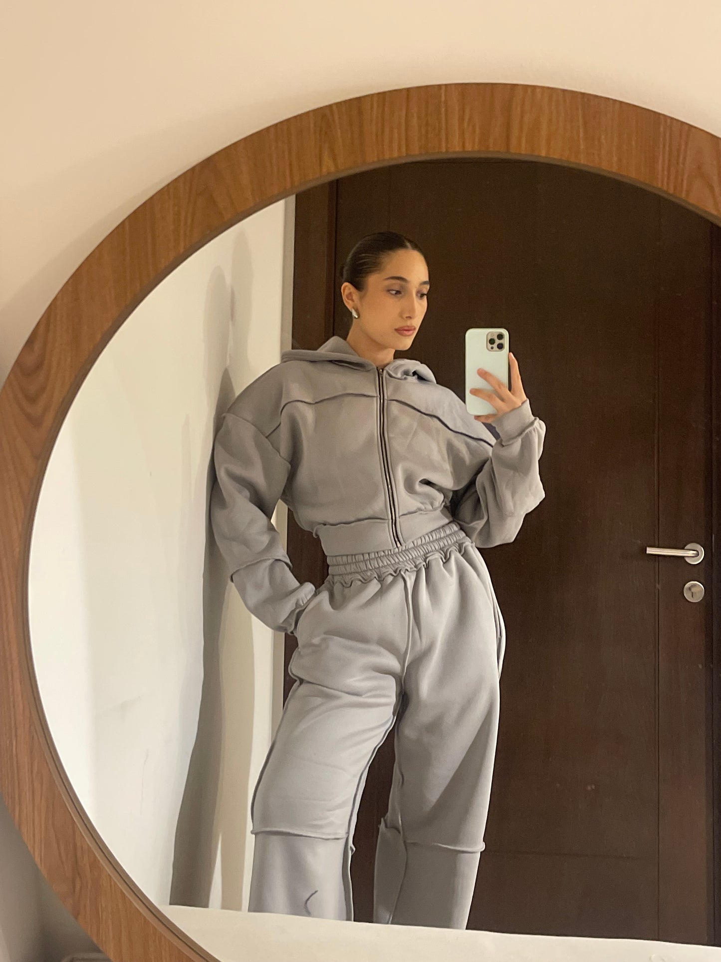 Pants de sudadera y pantalón street style tono gris.