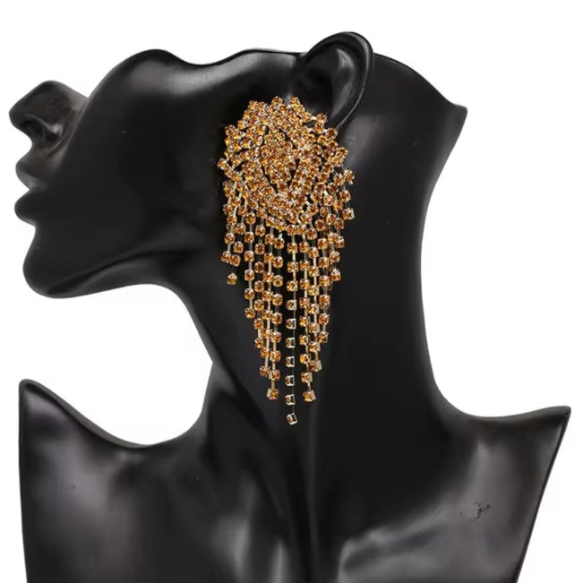 Aretes oversized de pedreria en tono dorado/cobre.