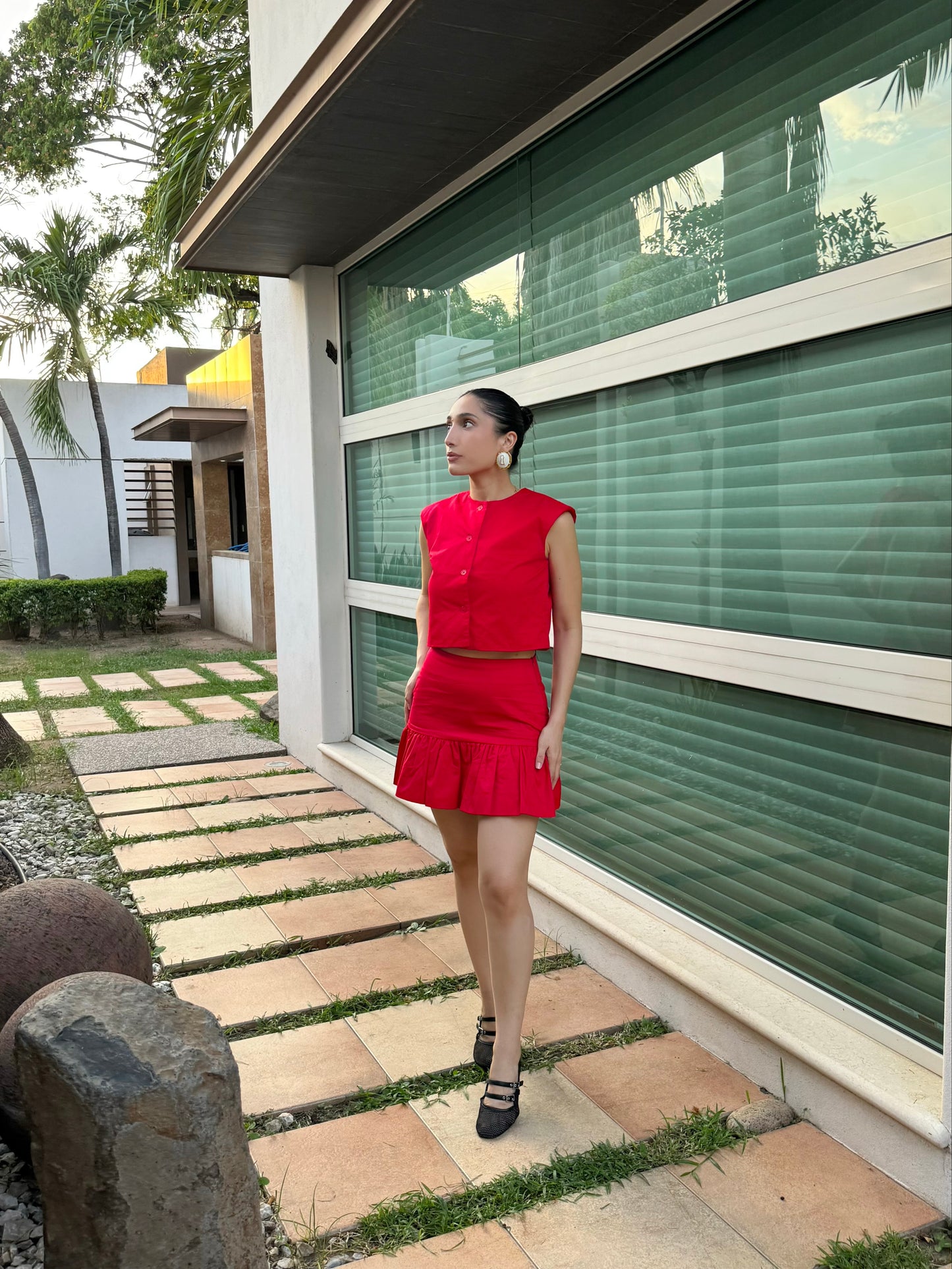 Conjunto falda y blusa botones tono rojo.