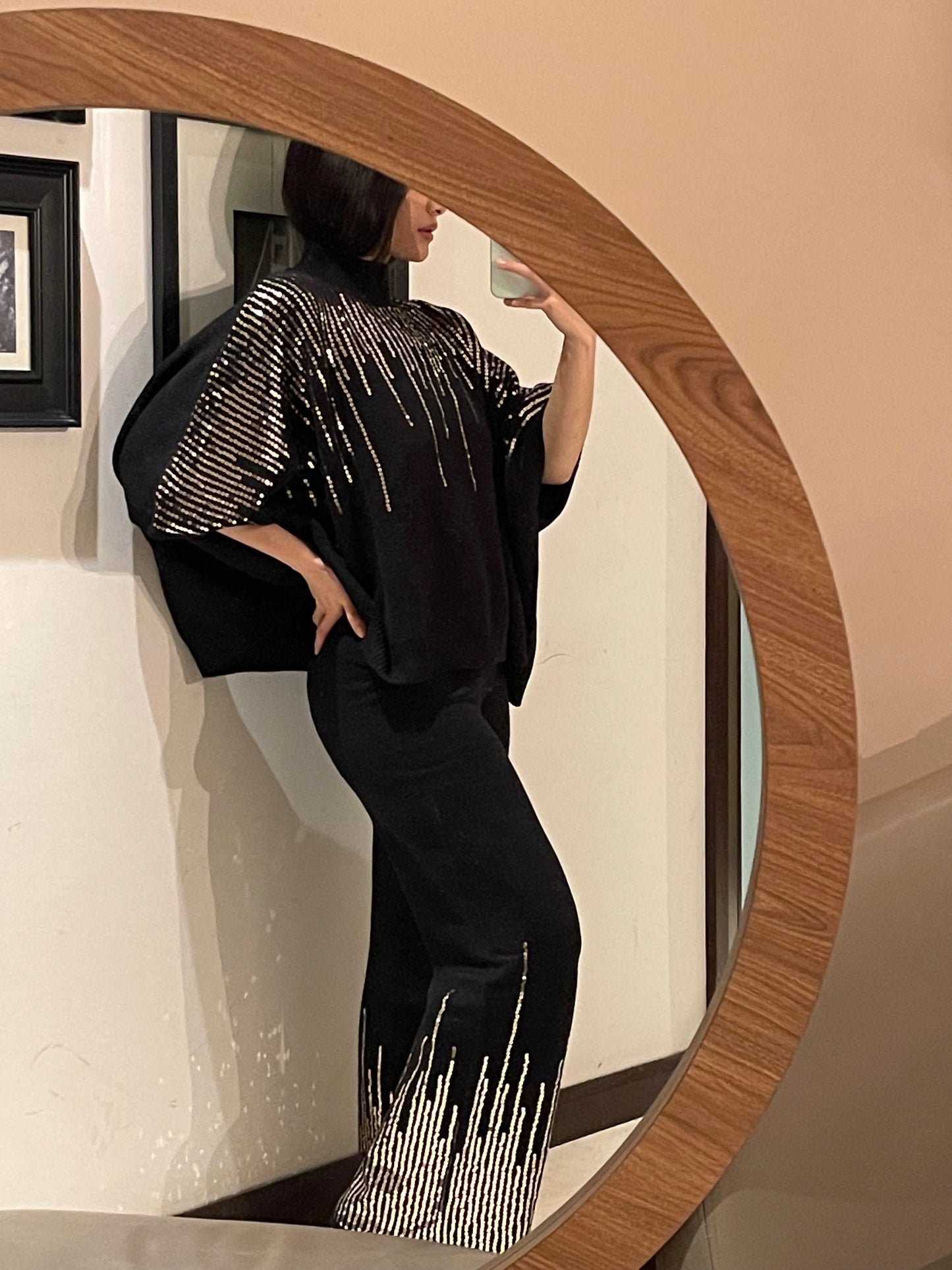 Conjunto de blusa y pantalón punto color negro con detalles de glitz tono plata