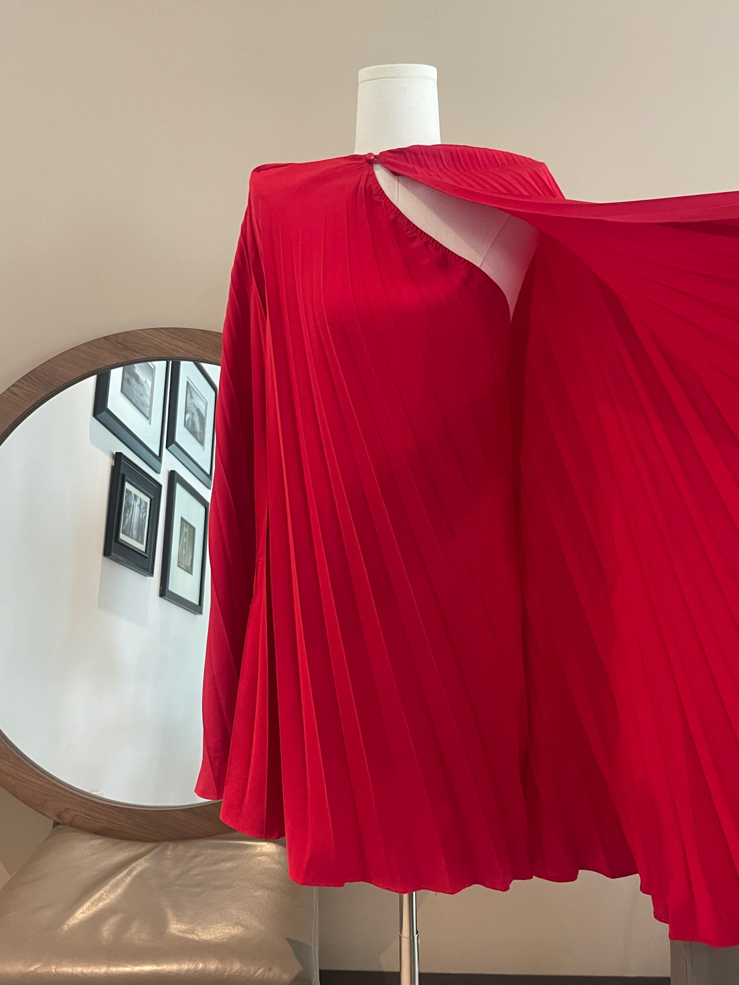 Vestido corto plisado en tono rojo