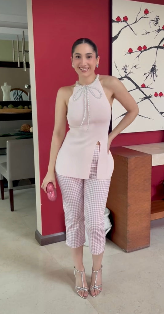 Top de punto con moño en detalle de piedras tono rosa pastel