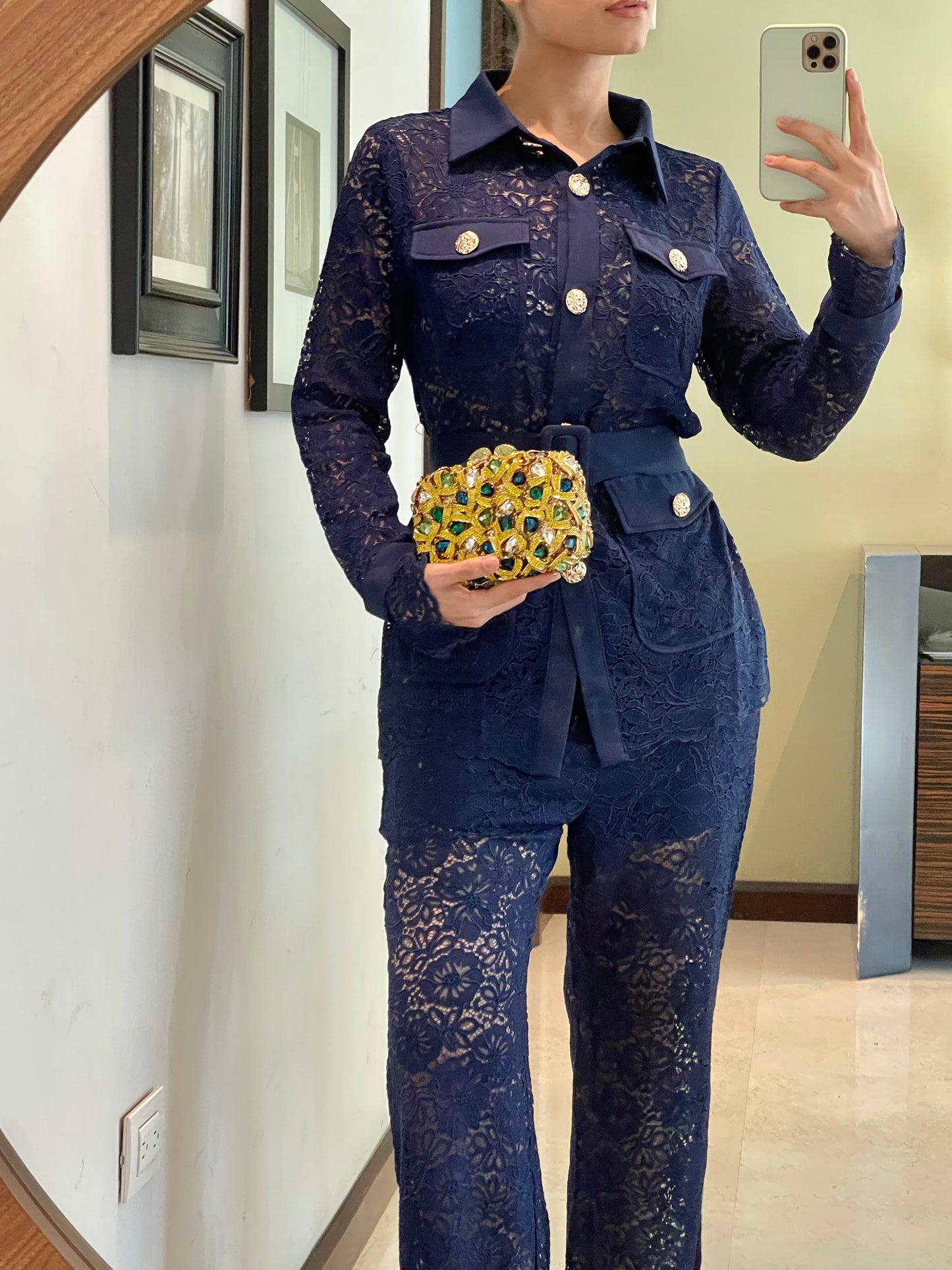 Conjunto de blusa y pantalón de encaje en tono azul con botones dorados