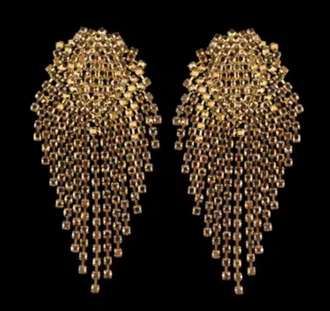 Aretes oversized de pedreria en tono dorado/cobre.