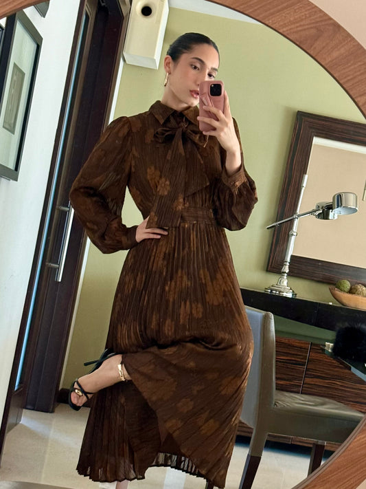 Vestido plisado, manga larga en tono marrón con moño en cuello