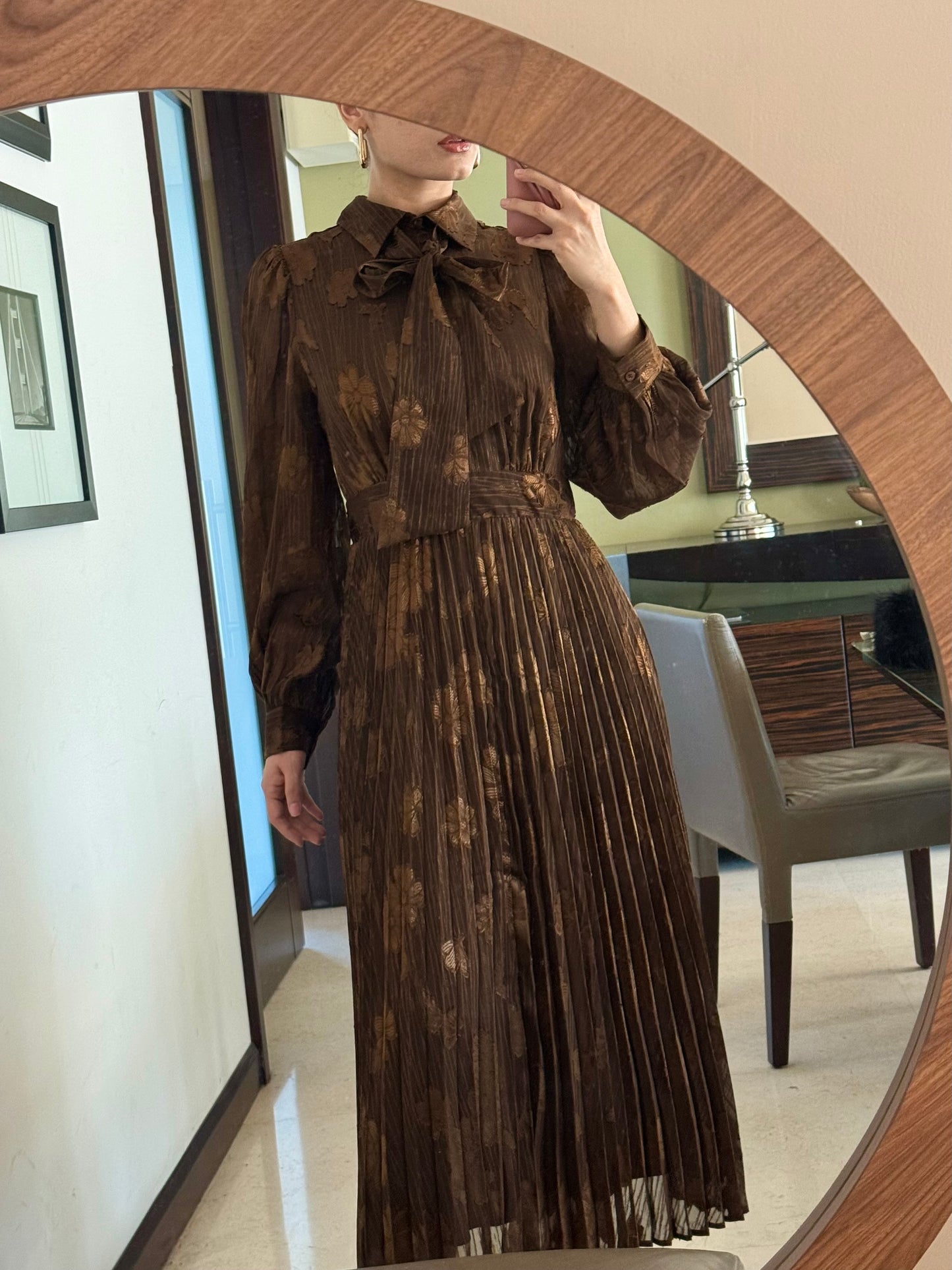 Vestido plisado, manga larga en tono marrón con moño en cuello