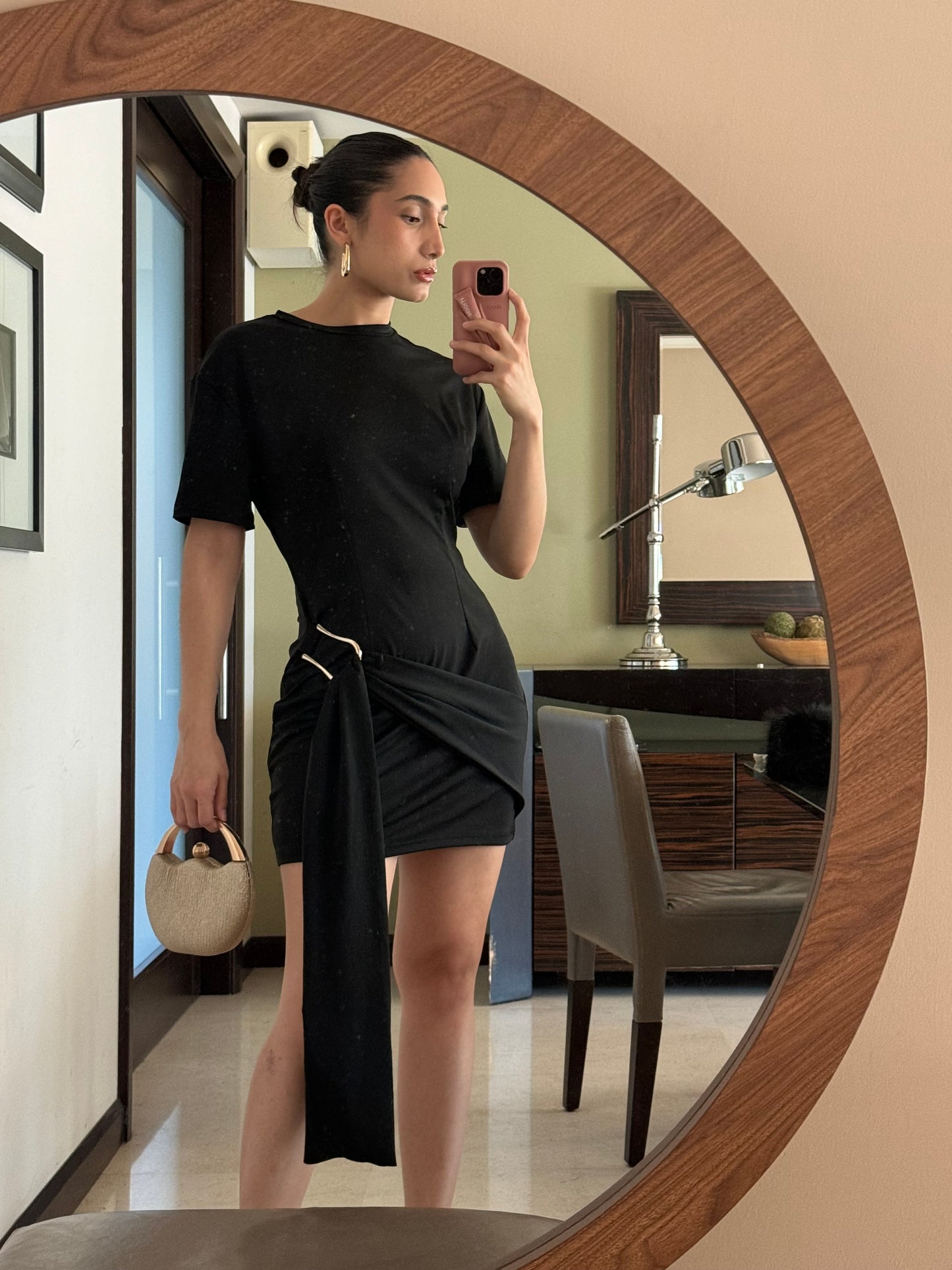 Vestido corto en tono negro con fruncido y detalle dorado