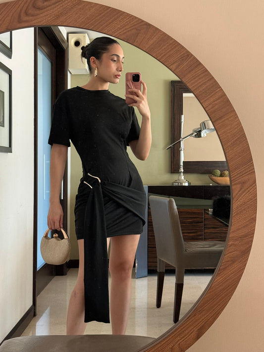 Vestido corto en tono negro con fruncido y detalle dorado