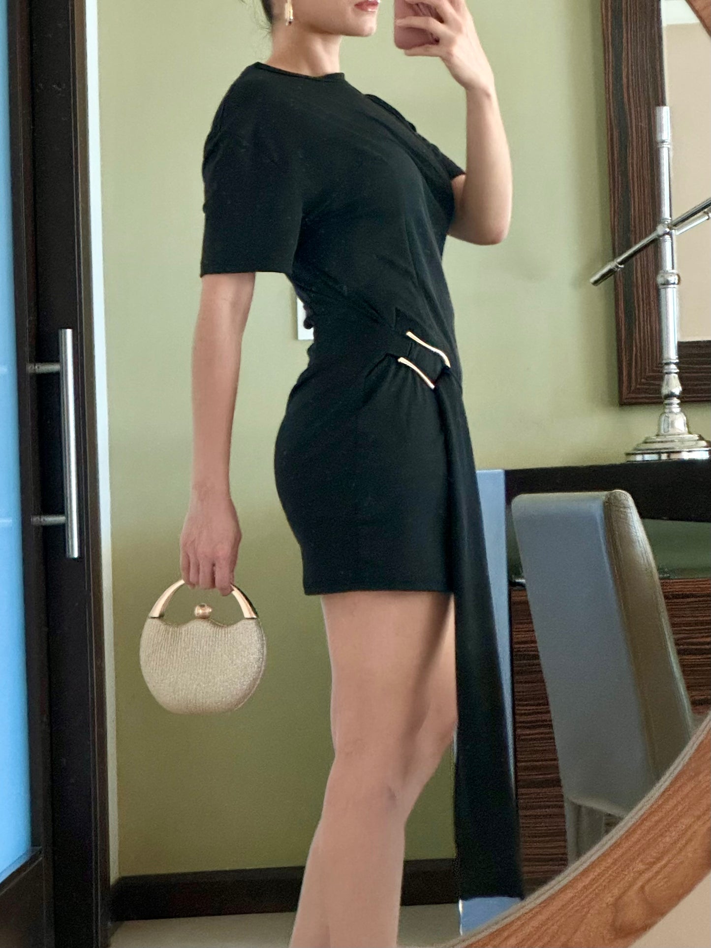 Vestido corto en tono negro con fruncido y detalle dorado