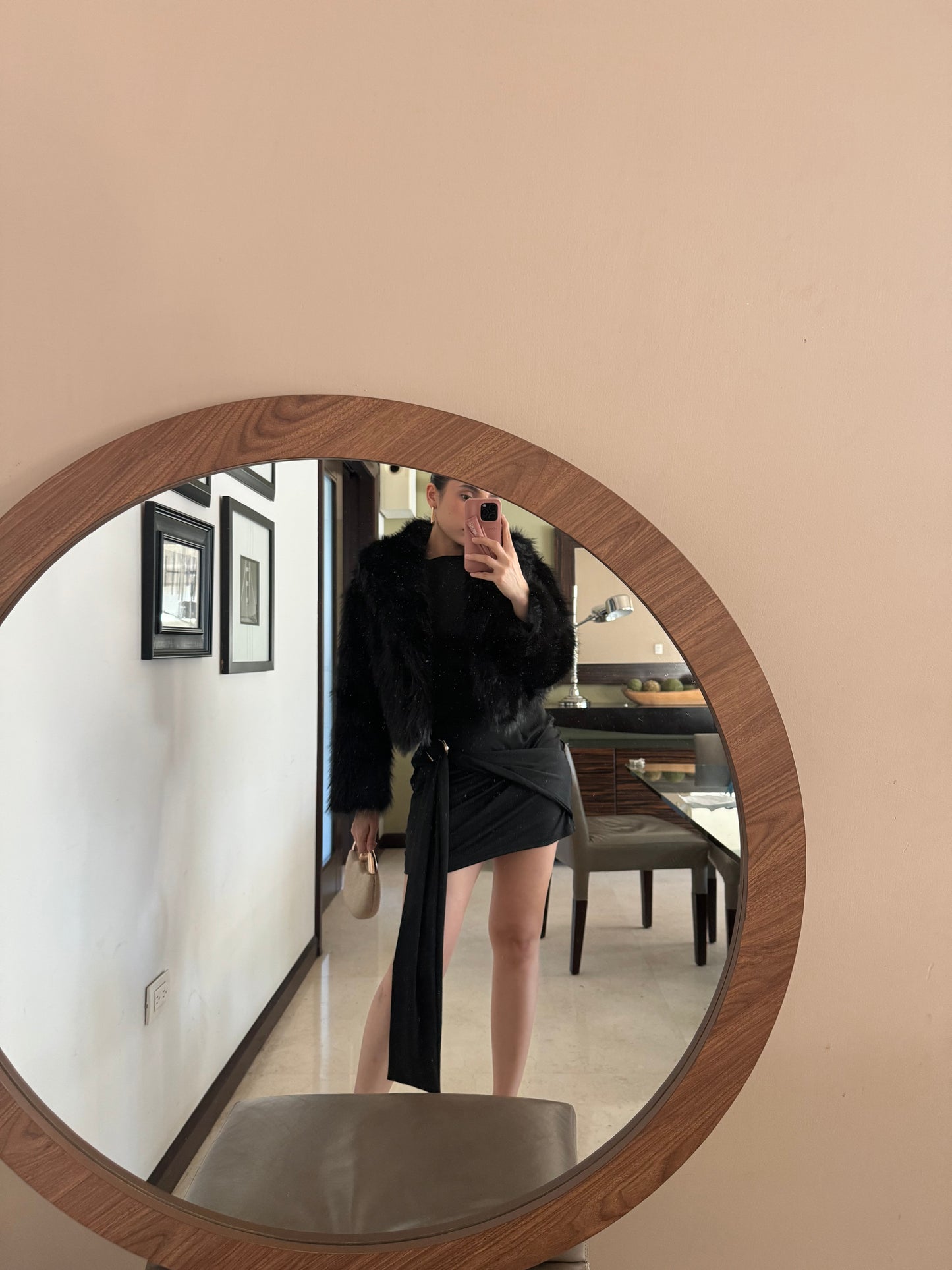 Vestido corto en tono negro con fruncido y detalle dorado