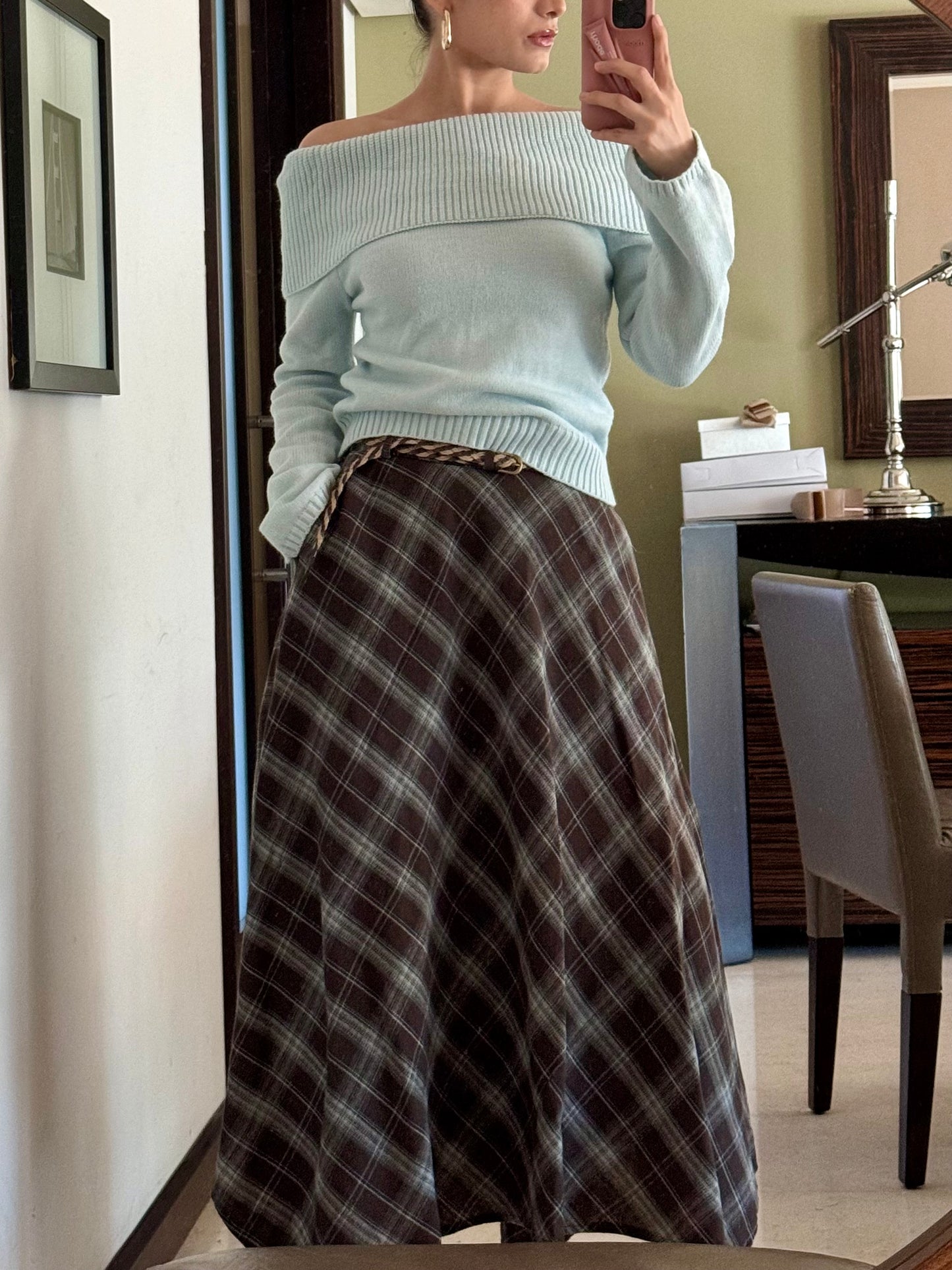 Conjunto falda asimétrica en estampado de cuadros y suéter a los hombros en tono baby blue