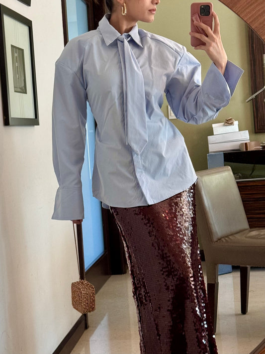 Camisa en tono baby blue con corbata